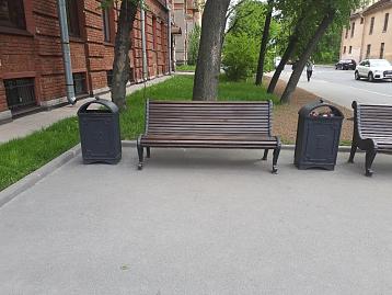 Скамьи и урны на ул. Красного Курсанта в Санкт-Петербурге